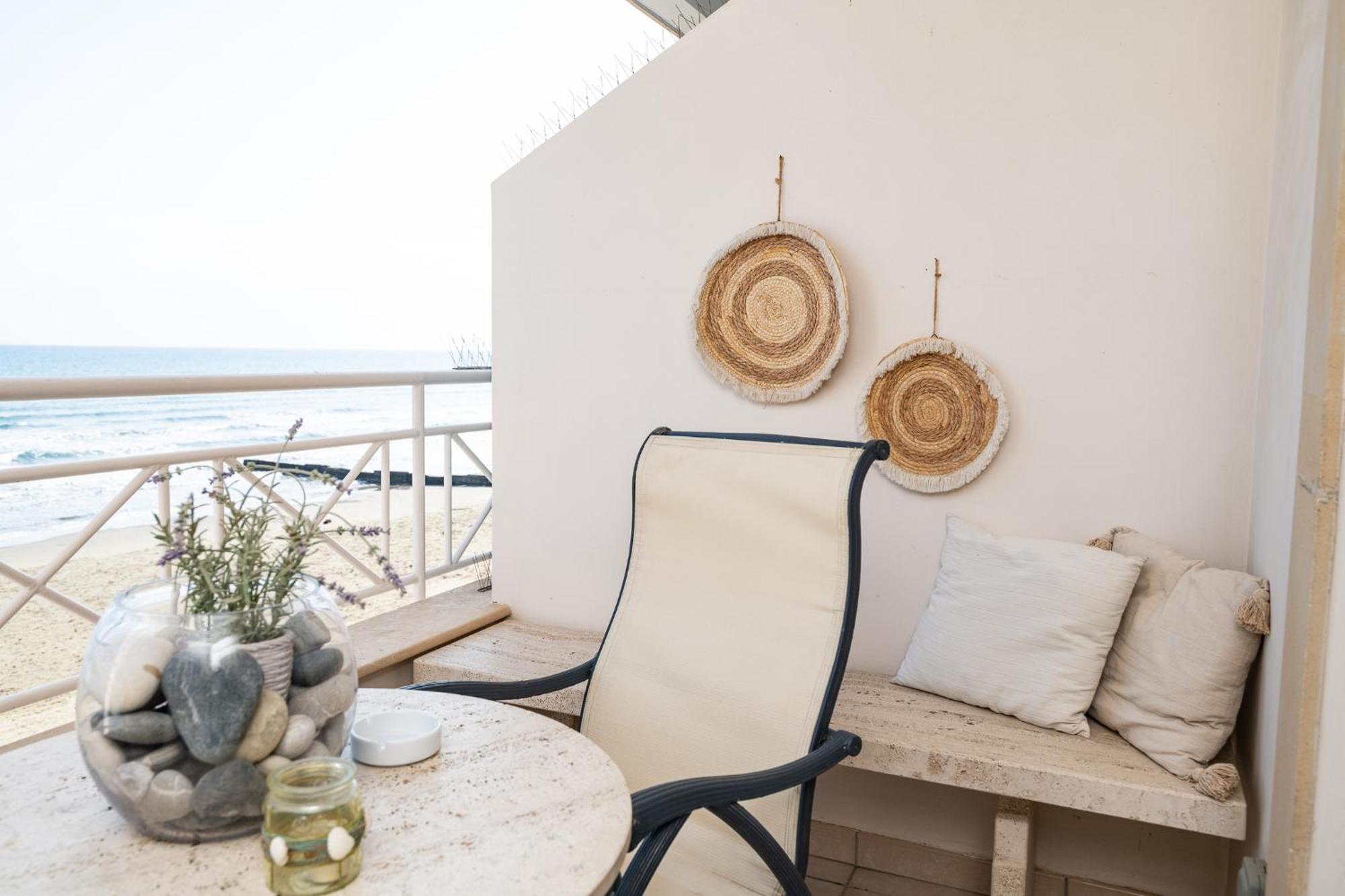 Quattro Beachfront Sea View Ap 4 Larnaca Exterior photo